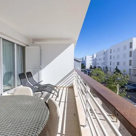 Elegant Marina View T2 Apartment- The Moorings