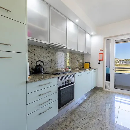 Elegant Marina View T2 Apartment- The Moorings